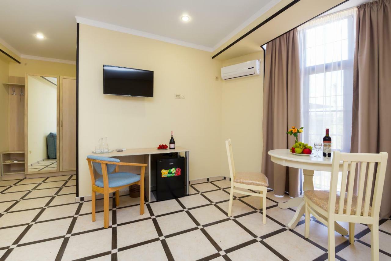 Bmg Hotel Sukhumi Ngoại thất bức ảnh