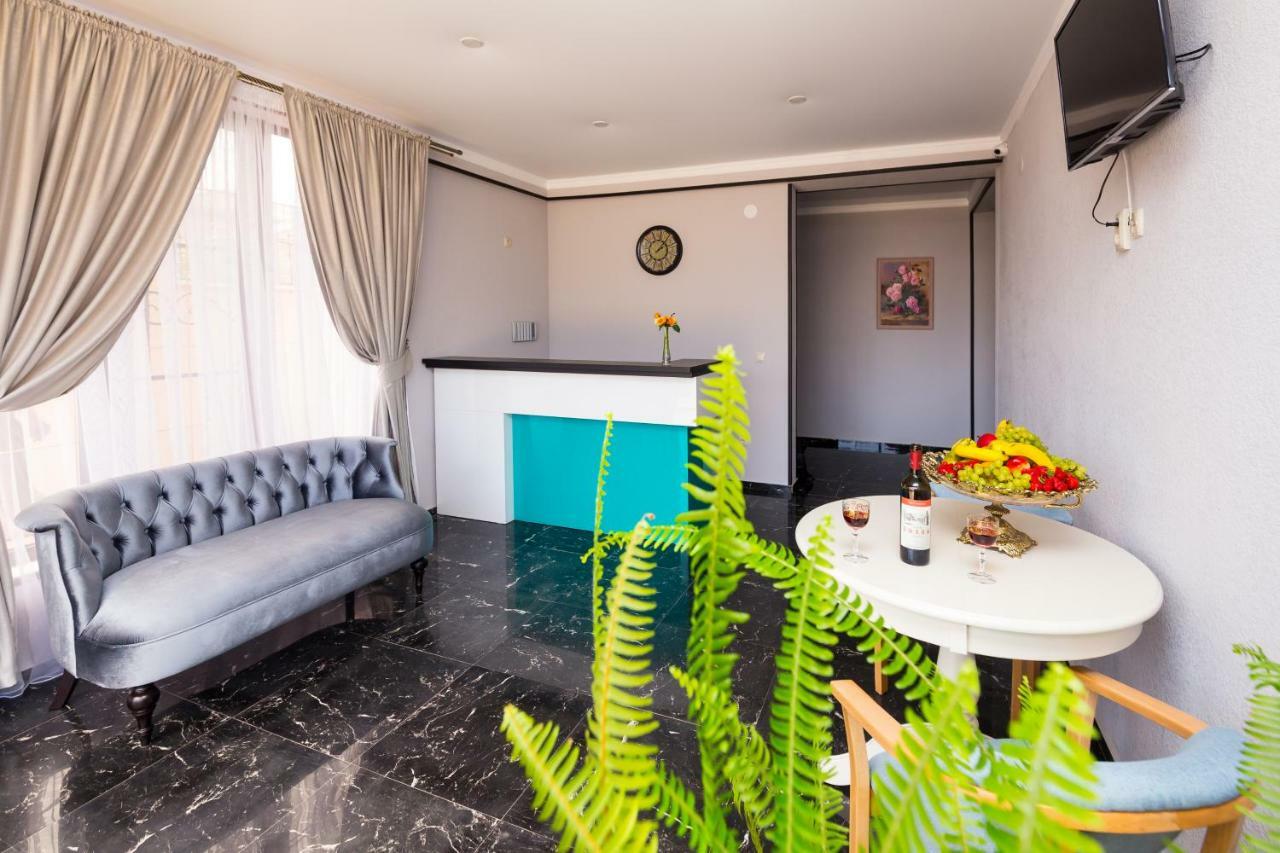 Bmg Hotel Sukhumi Ngoại thất bức ảnh