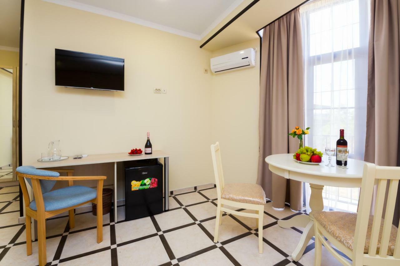 Bmg Hotel Sukhumi Ngoại thất bức ảnh