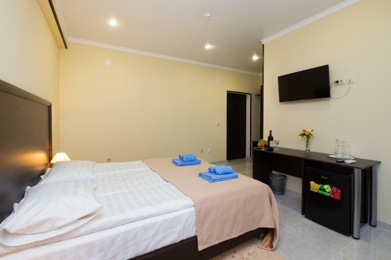 Bmg Hotel Sukhumi Ngoại thất bức ảnh